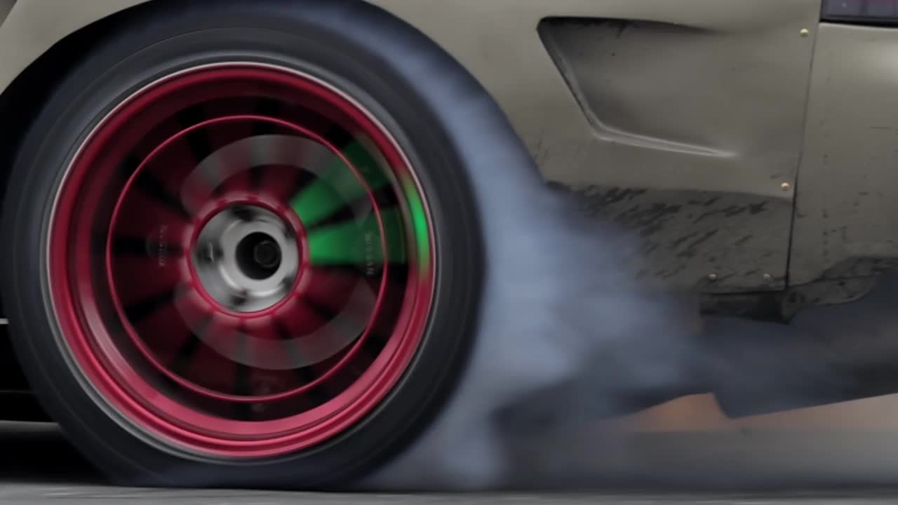 SLO MO赛车漂移车在高速赛道上燃烧轮胎视频素材
