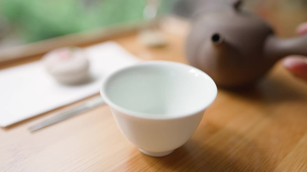 女用手将日本绿茶从罐中倒出。视频下载