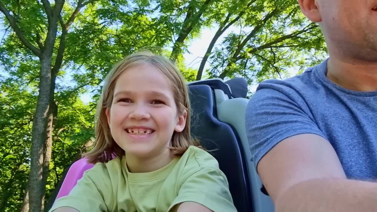爸爸和女儿骑极端吸引。肾上腺素和乐趣在游乐园视频素材