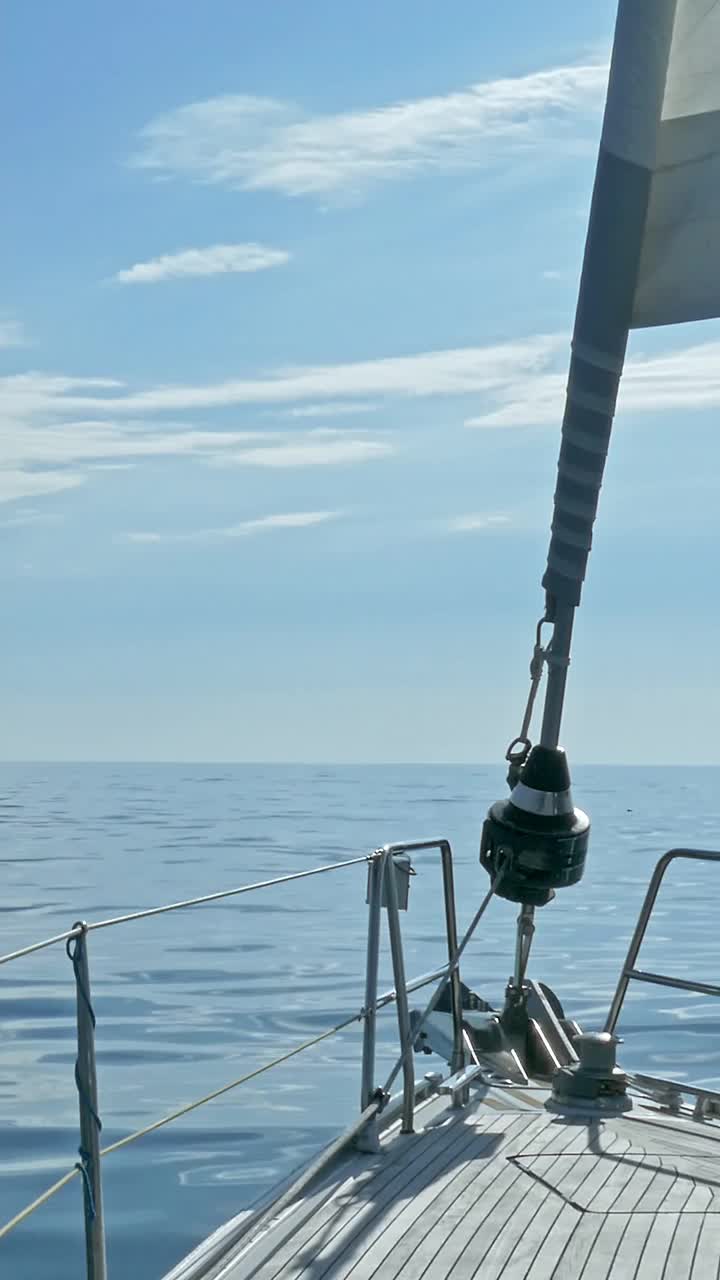 在加勒比海平静的海面上，帆船在平静的水面上低头。帆和钻机的视图视频下载