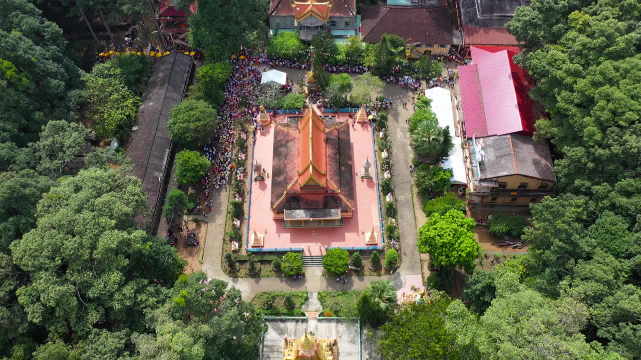 高棉人在OK OM BOK (Ooc OM Boc)节上提供的KATHINA布视频下载