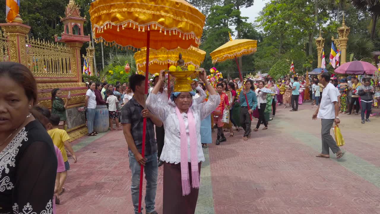 高棉人在OK OM BOK (Ooc OM Boc)节上提供的KATHINA布视频下载
