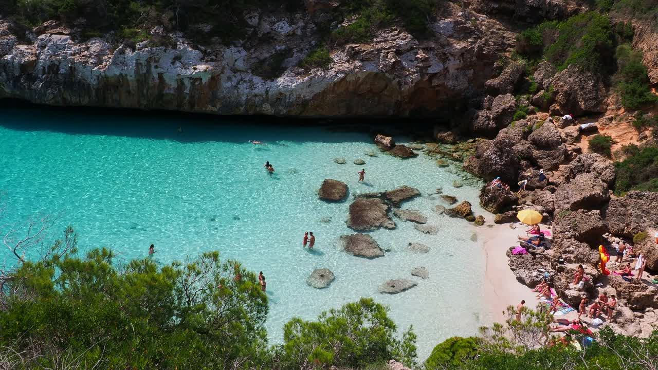 地中海的小海滩，清澈的海水，游客们在这里享受日光浴。马略卡岛的卡拉德尔莫罗岛。视频下载