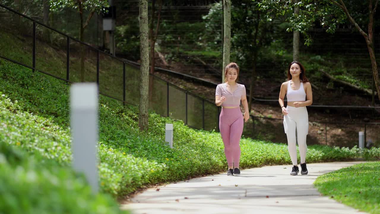 亚洲中国女人一起在公园慢跑视频下载