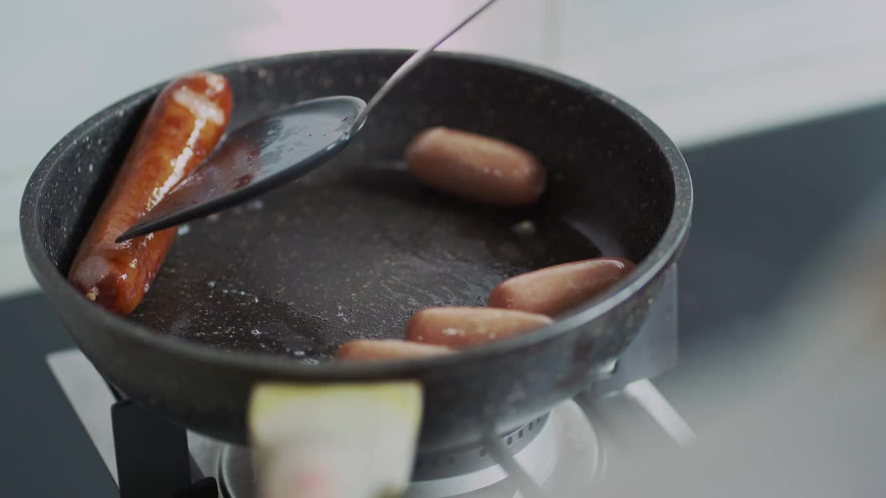 亚洲华人妇女在厨房做饭视频下载