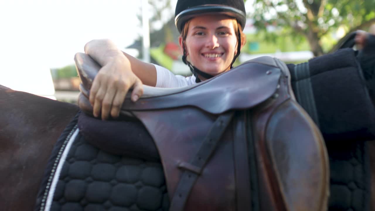 年轻的女骑师正在骑她的马视频下载