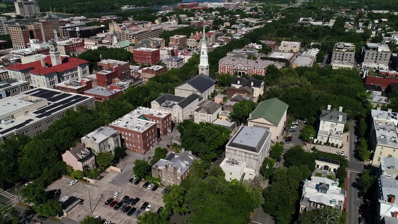 乔治亚州萨凡纳市中心历史街区的全景鸟瞰图。视频素材