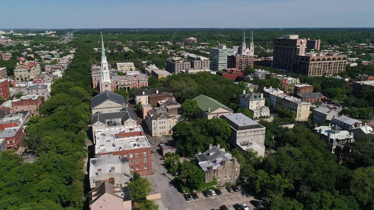 乔治亚州萨凡纳市中心历史街区的全景鸟瞰图。视频素材