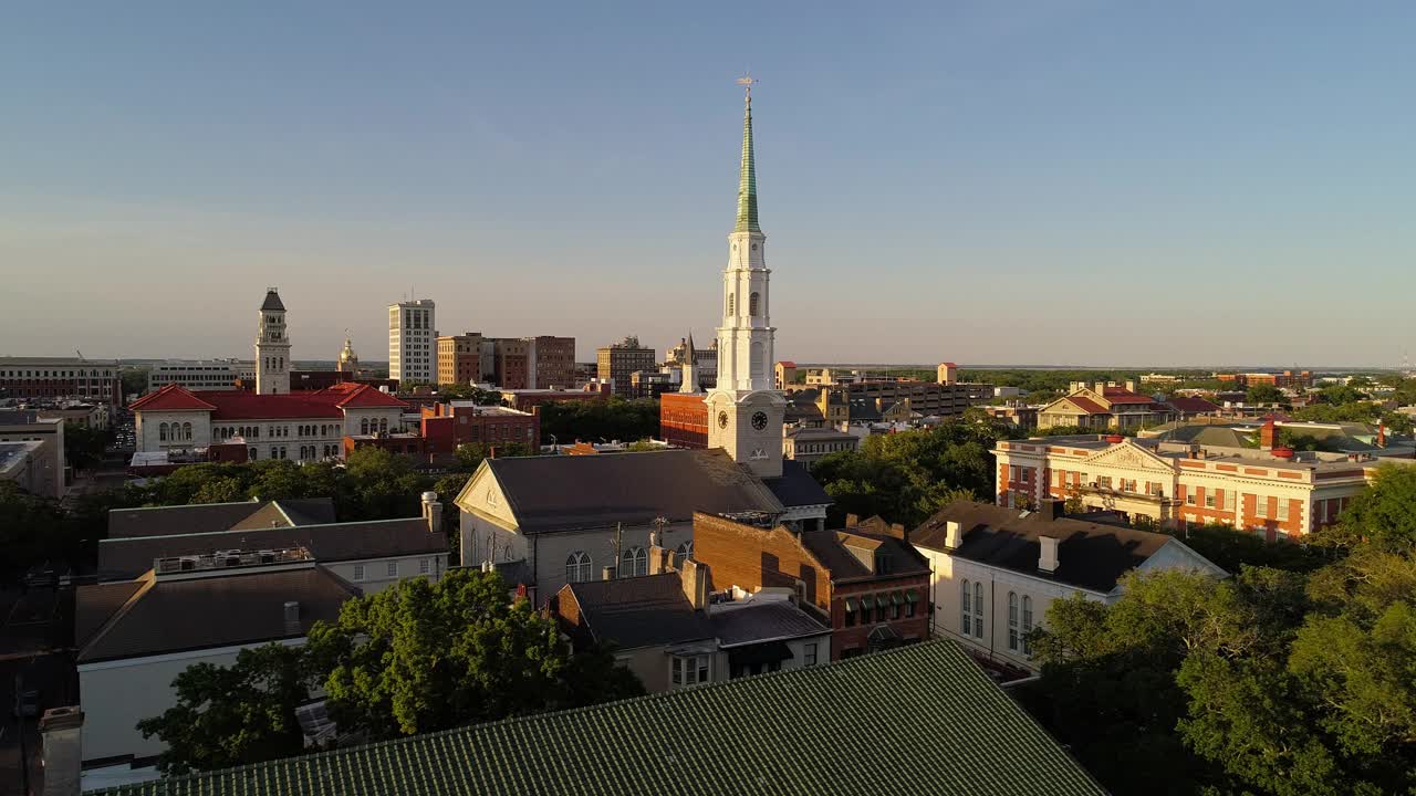在萨凡纳市中心，乔治亚州的历史区全景鸟瞰图，与独立长老会教堂在前景，在傍晚日落之前。视频下载
