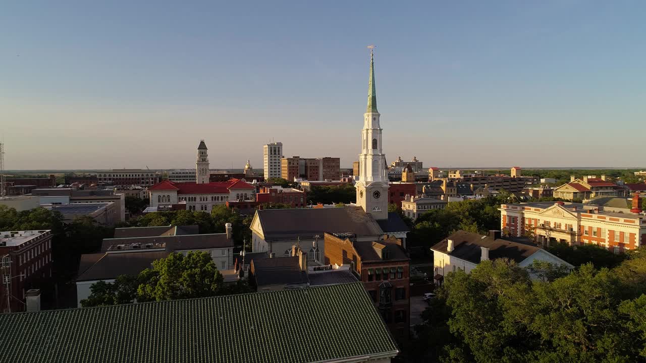 在萨凡纳市中心，乔治亚州的历史区全景鸟瞰图，与独立长老会教堂在前景，在傍晚日落之前。视频素材