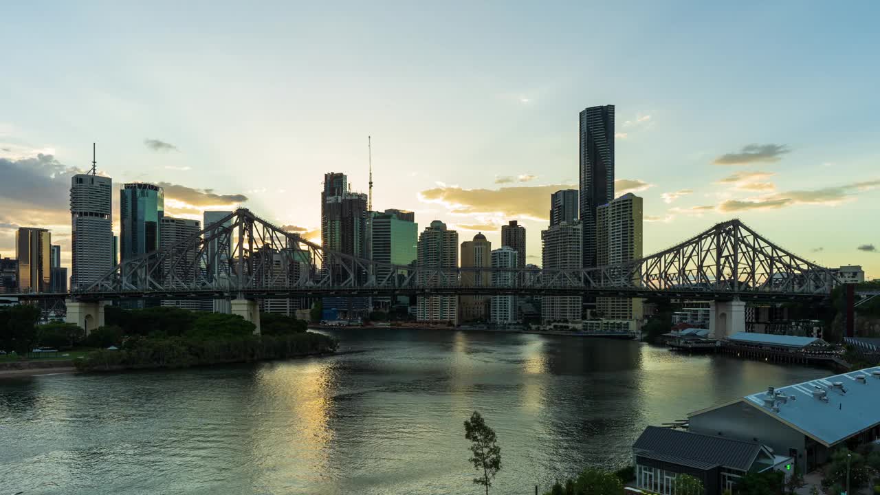 澳大利亚布里斯班的故事桥从黑夜到白天的时光流逝视频下载