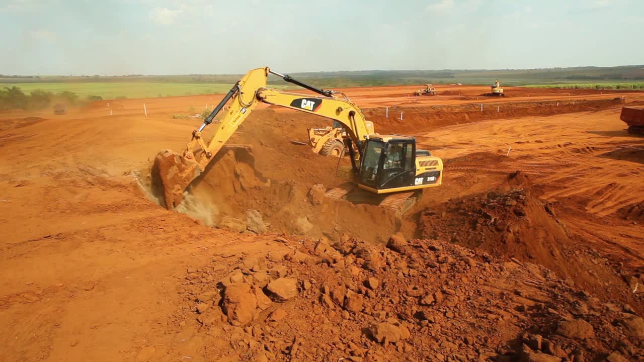 挖掘机将土装入自卸卡车视频下载