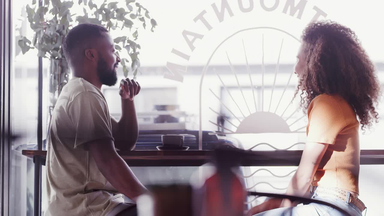 一对年轻情侣在咖啡店聊天、喝咖啡的4k视频视频素材