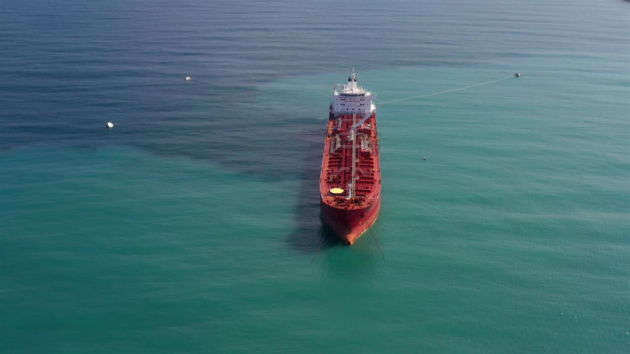 化学油轮溢油至海面-鸟瞰图视频素材