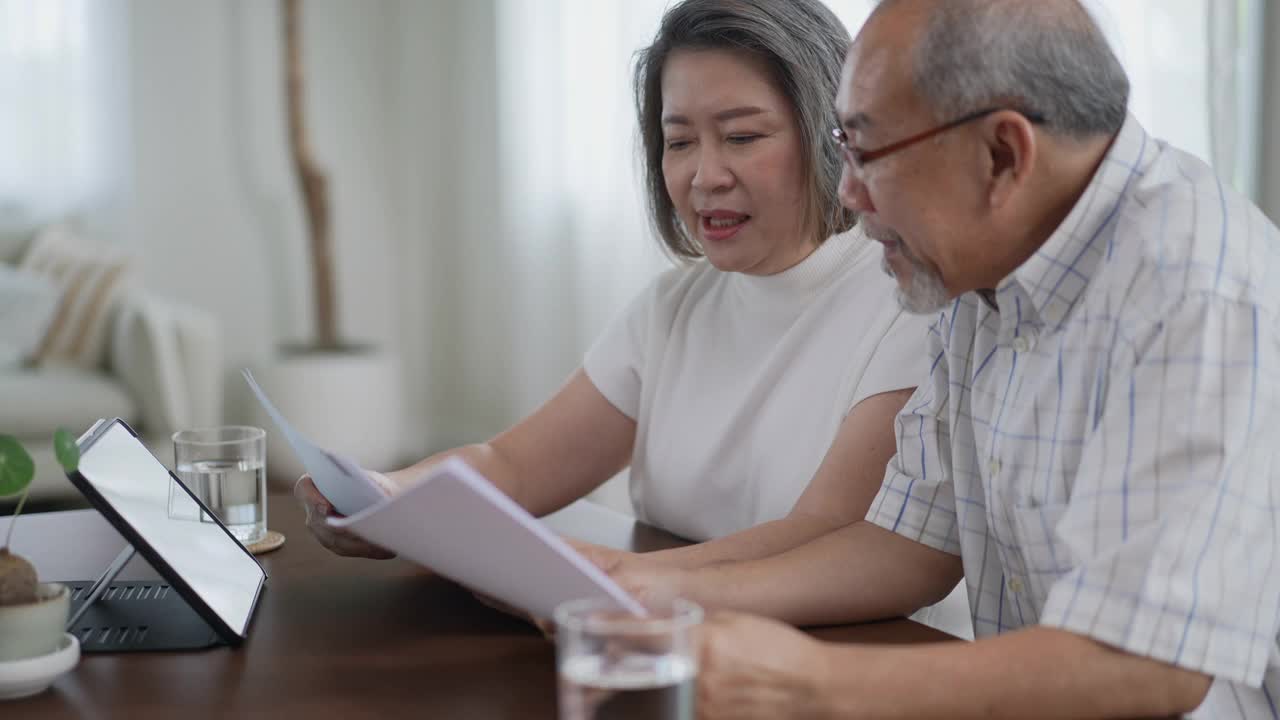 一对老年夫妇在讨论退休后的生活保险视频下载