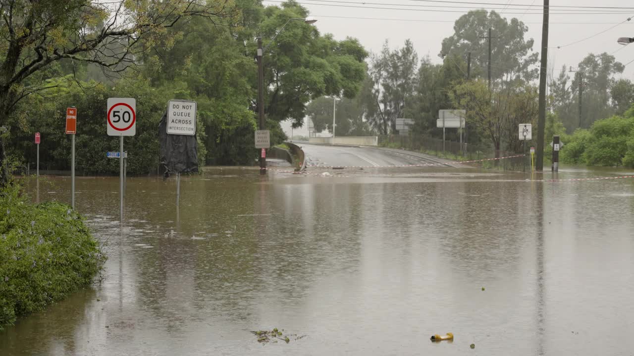近距离观看大桥街温莎，新南威尔士州被洪水淹没视频素材