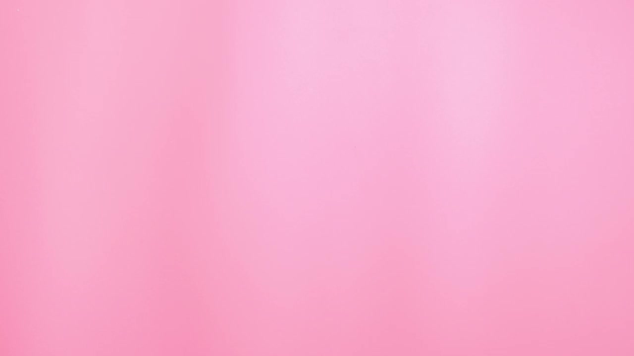 粉红色背景上的4k_碗填充爆米花视频下载