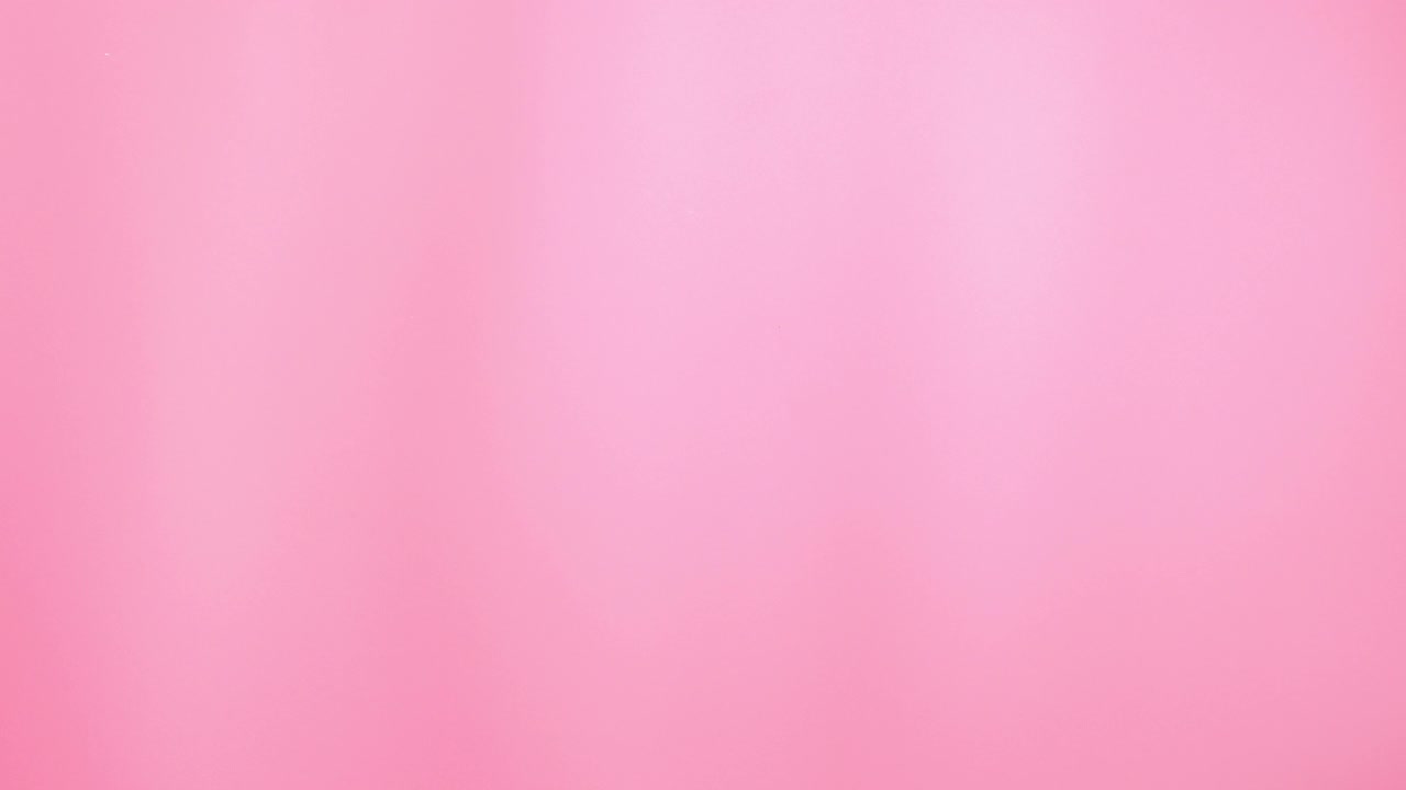 碗填充爆米花在粉红色的背景视频素材