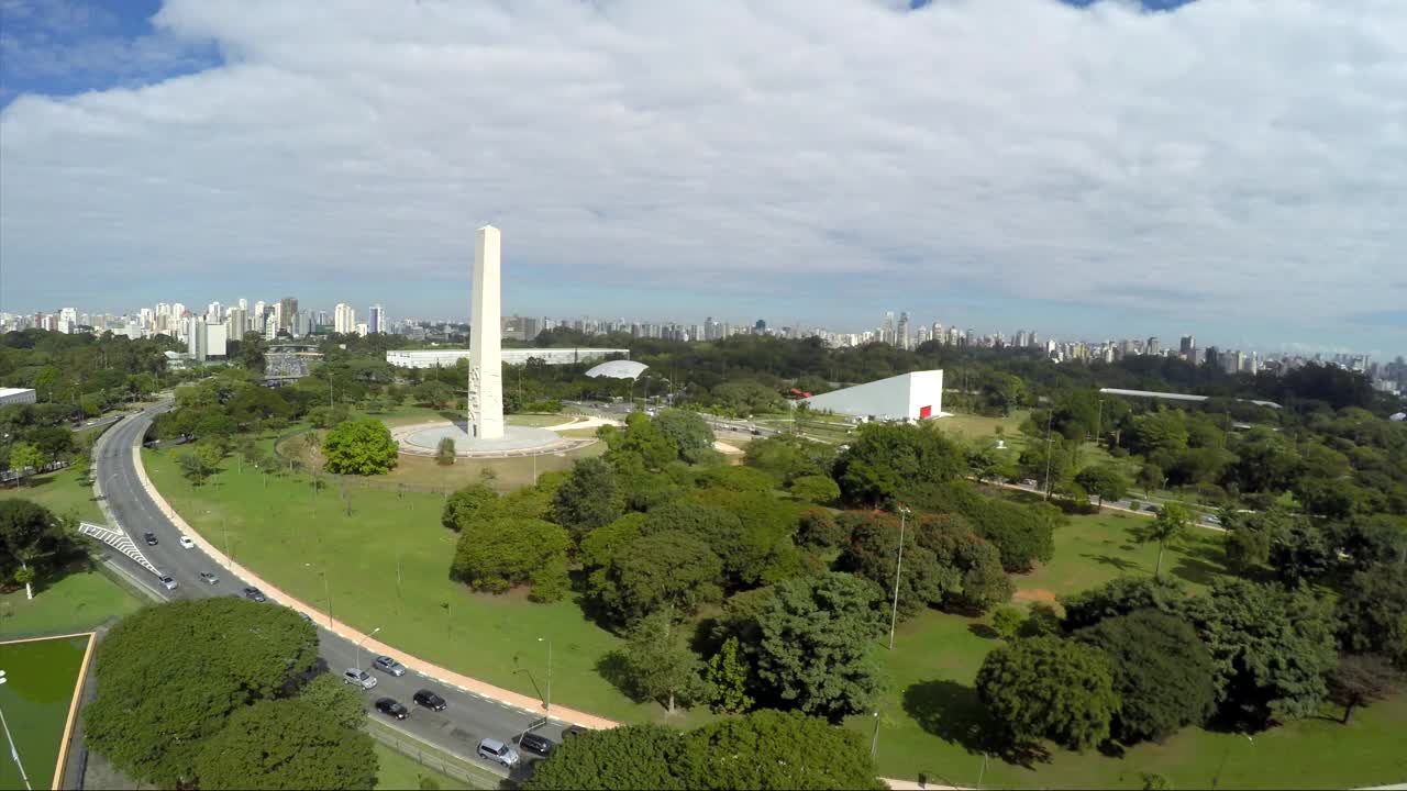 鸟瞰图与5月23日大道(23 de Maio)在São圣保罗，巴西视频下载