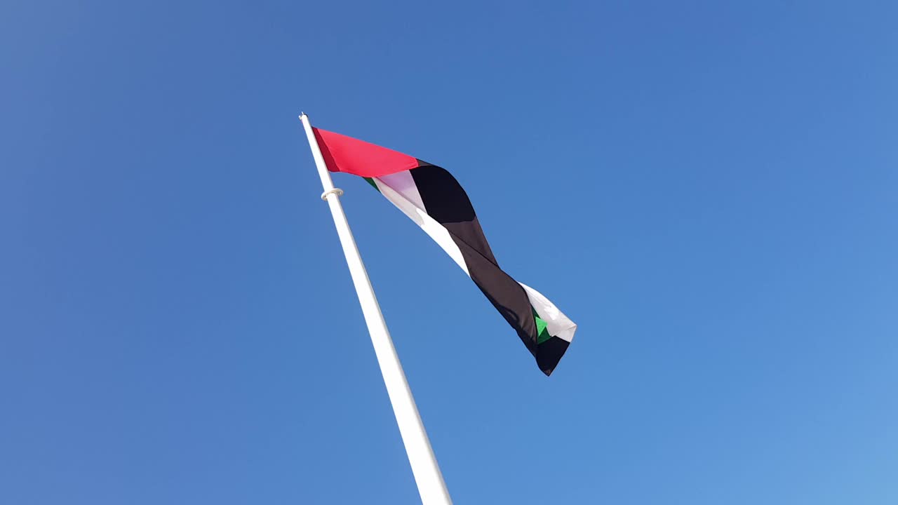 阿联酋国旗在空中飘扬，这是阿联酋的国家象征。阿联酋国家的一天。阿联酋国旗日。视频素材