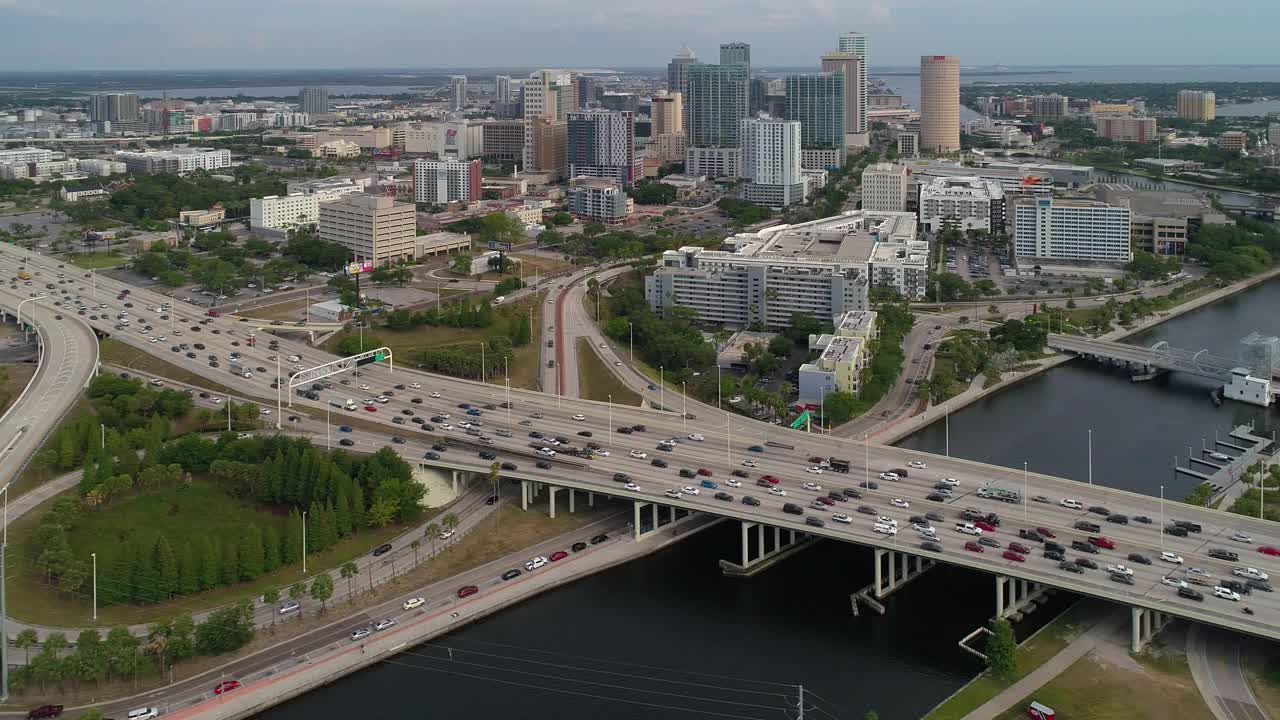 佛罗里达州坦帕市的空中轮廓线。从希尔斯伯勒河和大的交通枢纽俯瞰坦帕市中心。视频下载