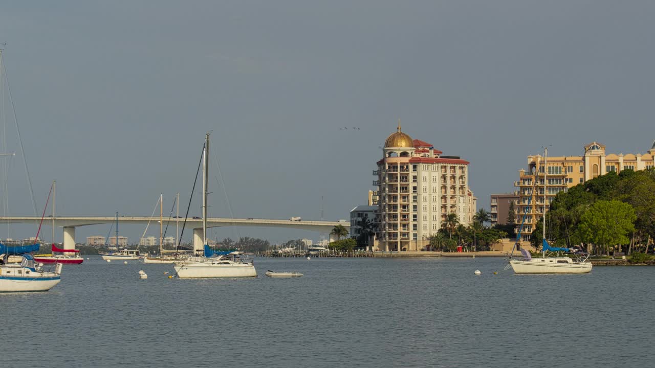 佛罗里达州萨拉索塔市中心金门角的住宅大楼的远景，穿过萨拉索塔湾。视频下载