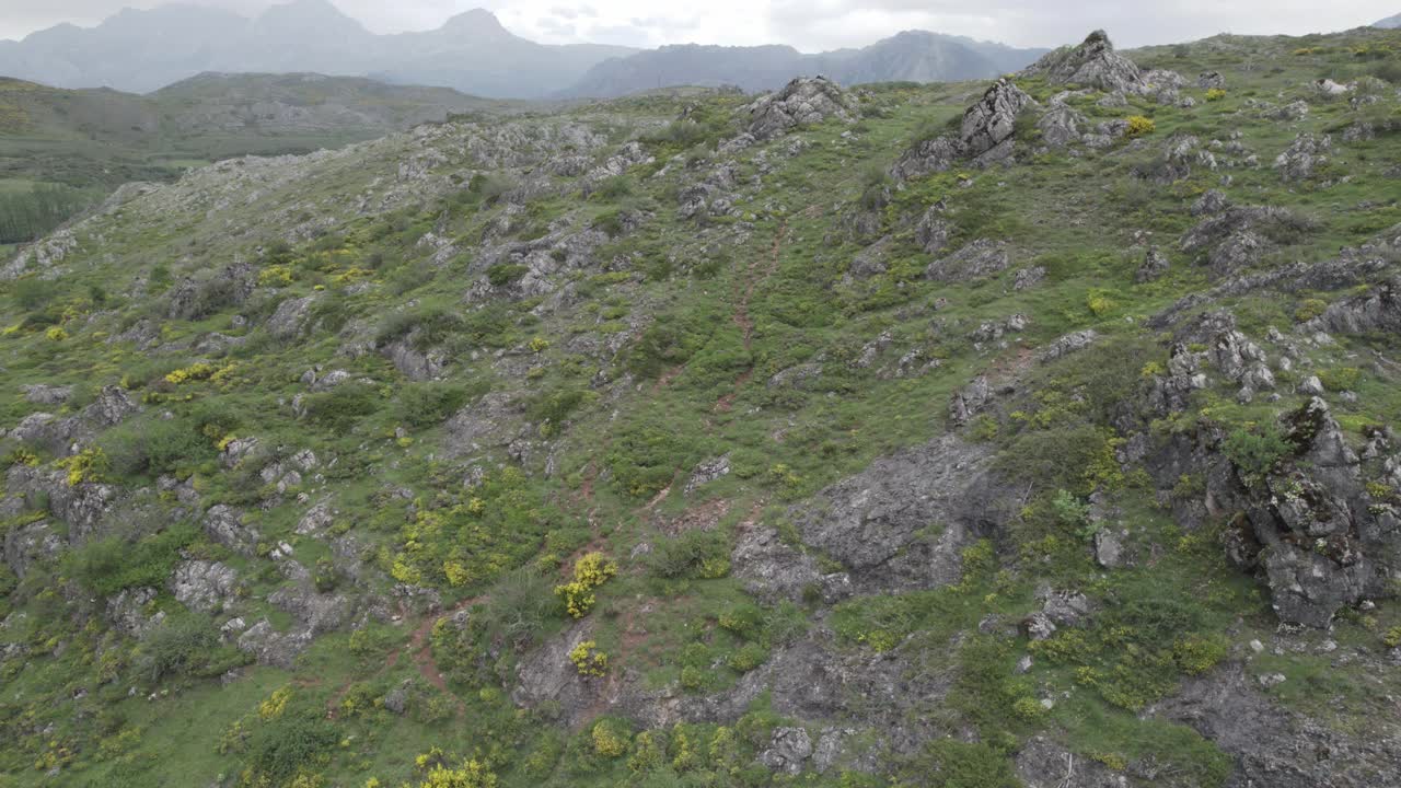 无人机拍摄的一个多云的日子丘陵景观视频下载