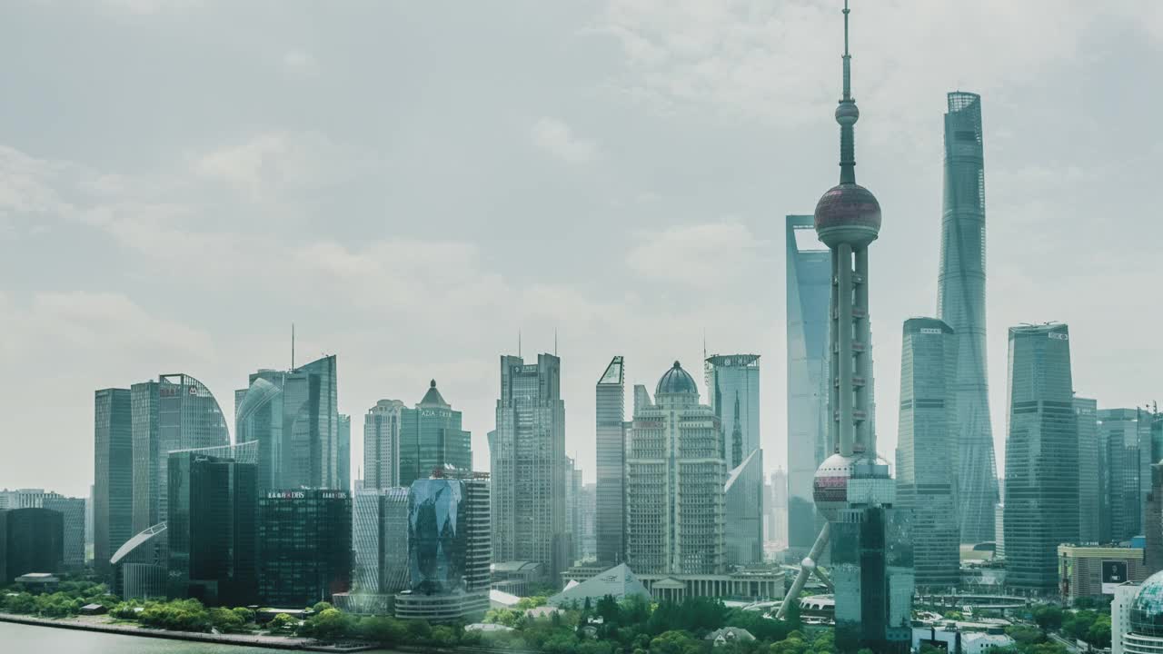 上海的摩天大楼与移动的云视频下载
