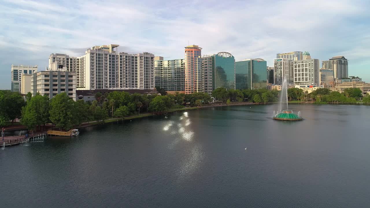 鸟瞰图的市中心上空的湖，奥兰多，佛罗里达，凌晨。视频下载