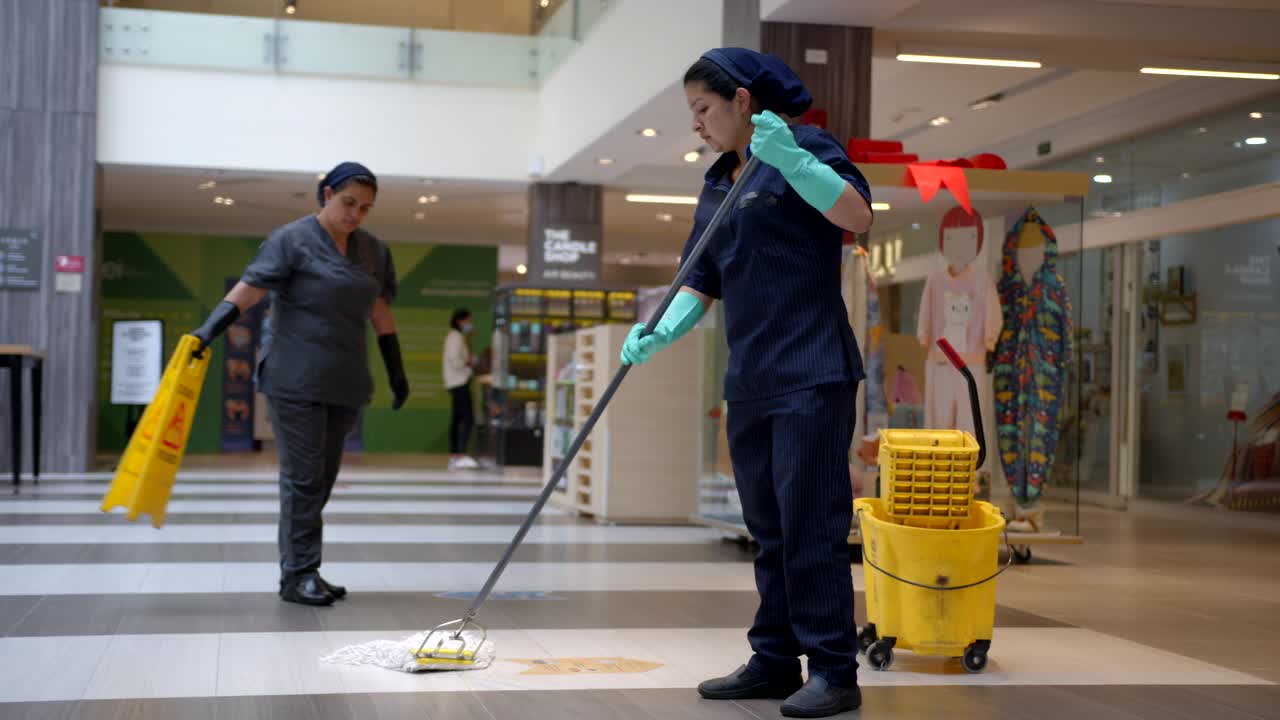 商场的女清洁工在晾干的时候贴着警告牌，说地板会滑视频下载