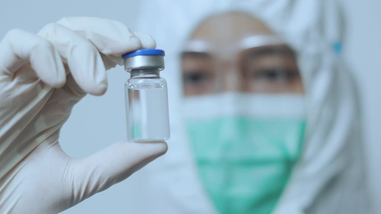 亚洲医生手持杀毒疫苗小瓶视频下载
