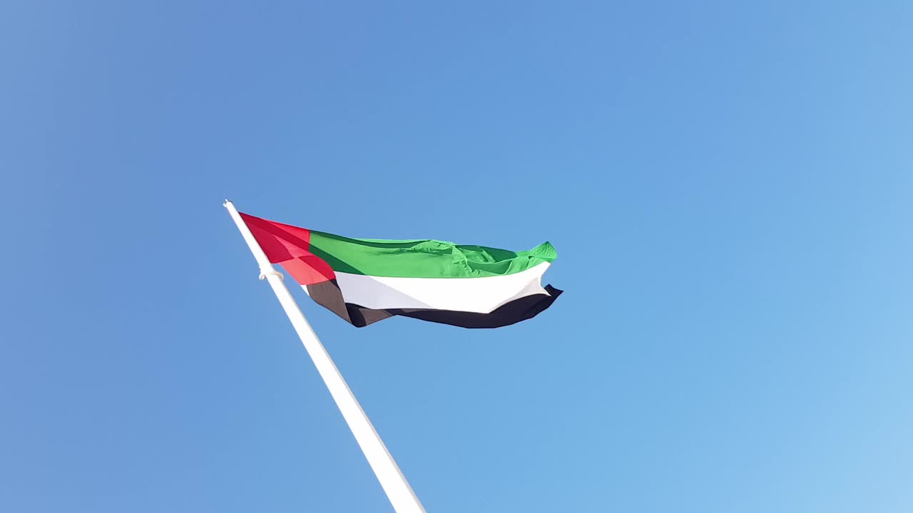 阿联酋国旗在空中飘扬，这是阿联酋的国家象征。阿联酋国家的一天。阿联酋国旗日。视频素材