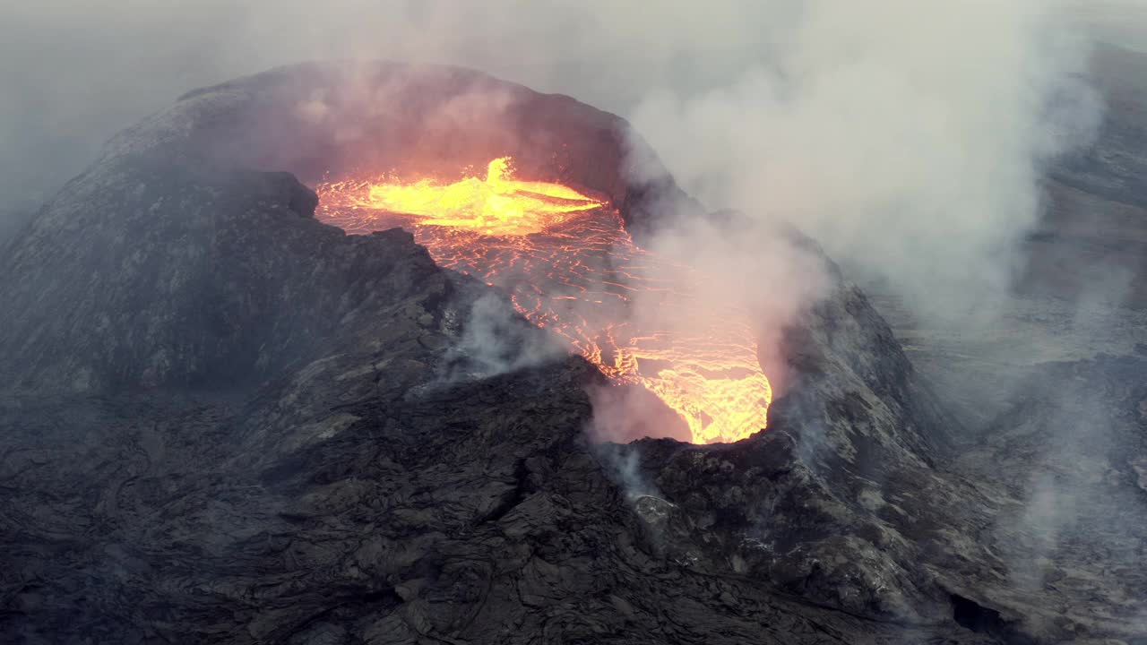 冰岛爆发Fagradalsfjall火山4K无人机飞越视频视频素材