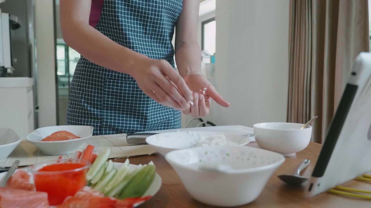 家庭用户在家庭厨房准备鲑鱼寿司视频素材