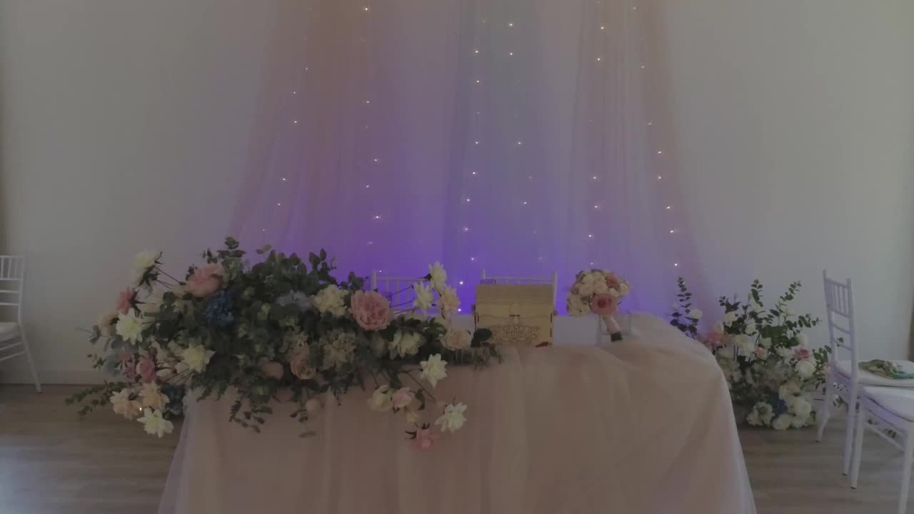 婚礼桌上放着鲜花和花环。视频下载