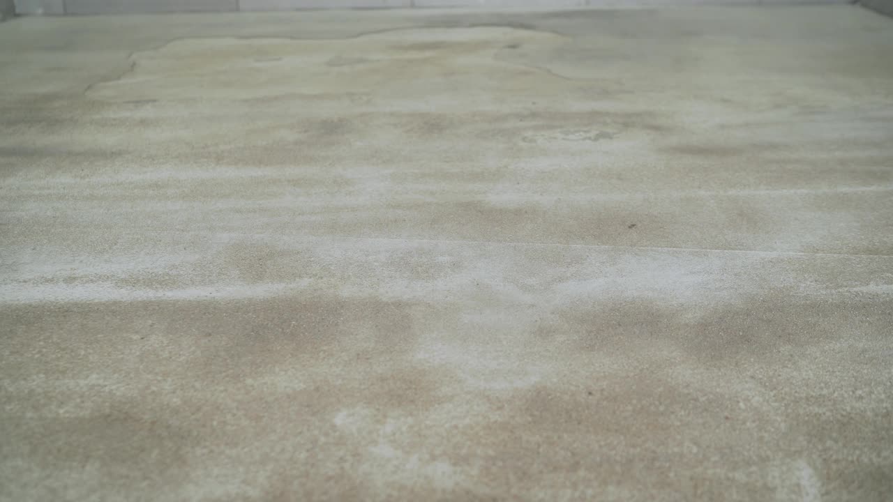 地板上。混凝土地板。车库的新底漆视频下载