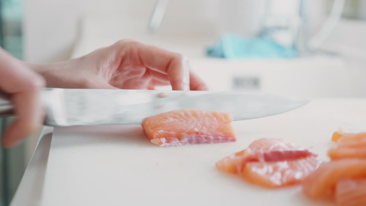 家庭用户在家庭厨房准备鲑鱼寿司视频下载