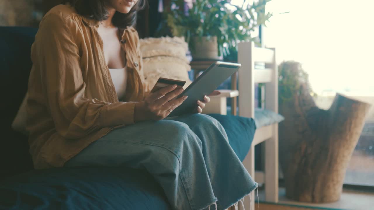 一个面目全非的女人在家用平板电脑网购的4k视频视频素材