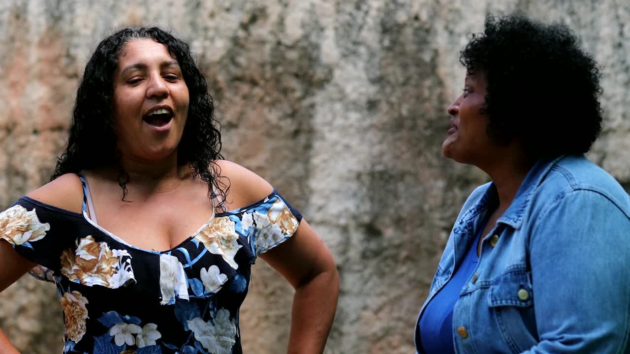 兴奋快乐的拉丁女人。南美的西班牙人在交谈中交谈视频下载