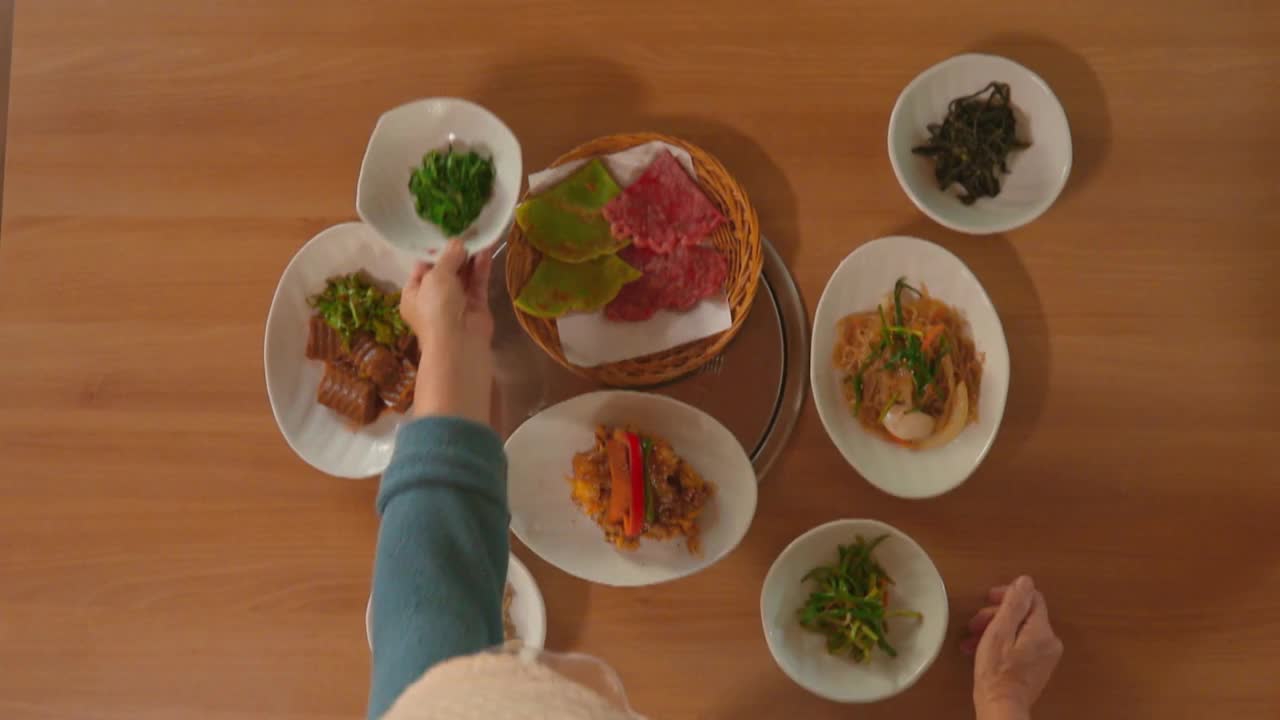 韩国京畿道利川市餐厅火锅米饭套餐配菜视频下载