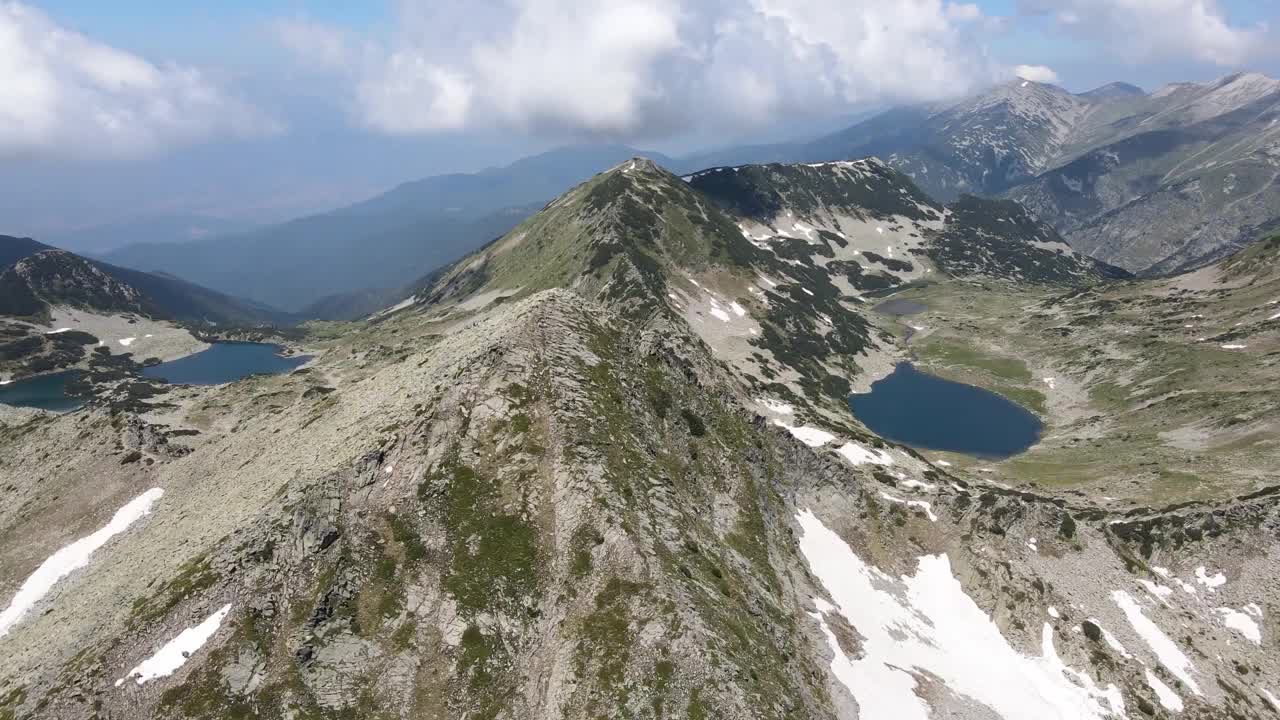 鸟瞰图Muratov峰，Vlahini和Gergiyski湖，皮林山，保加利亚视频素材