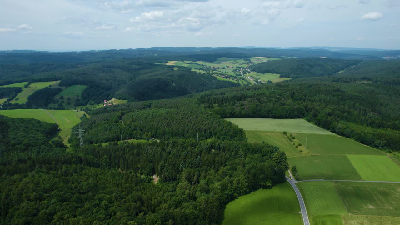俯瞰德国奥伯赞特市周围的森林和山丘视频下载