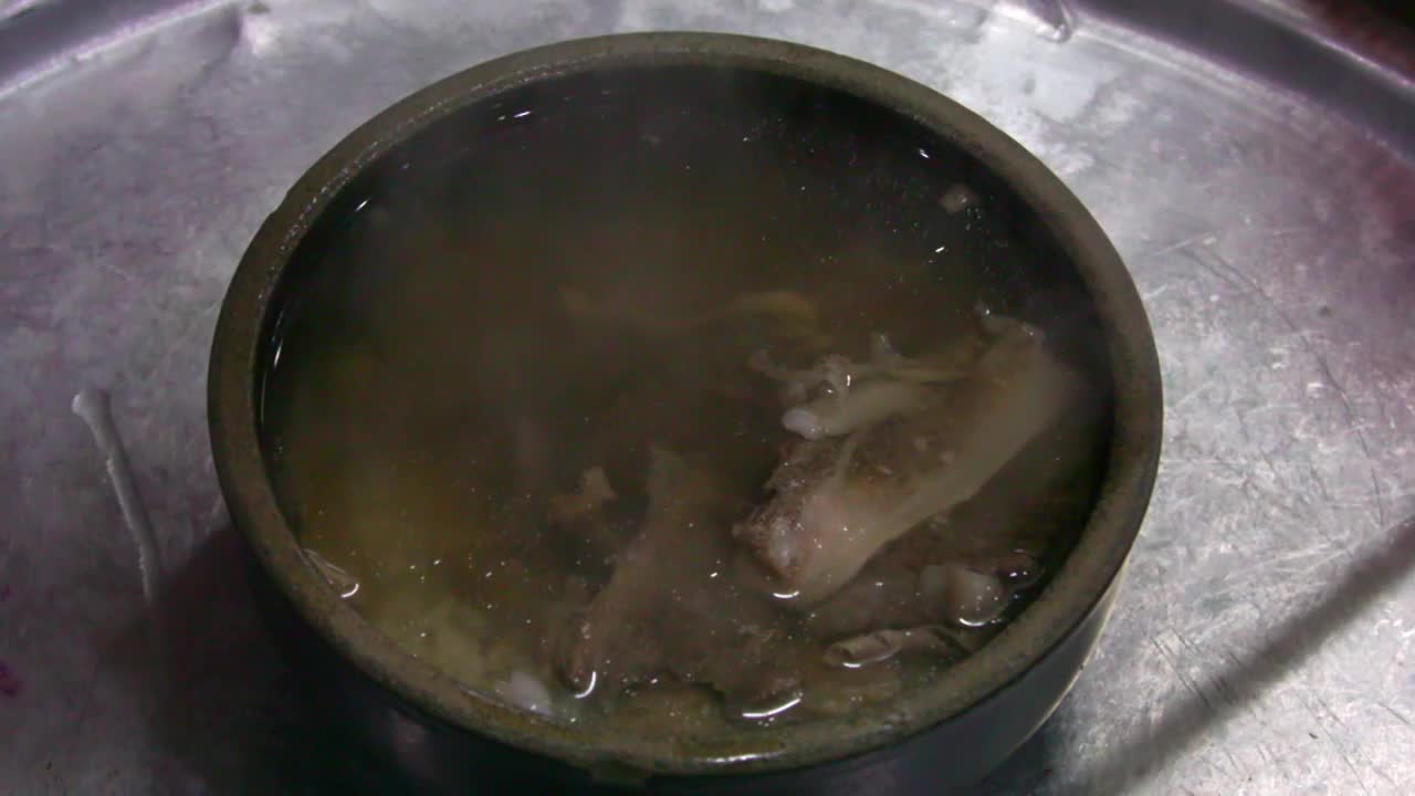 牛肉骨汤的制作过程/韩国全罗南道罗州视频下载