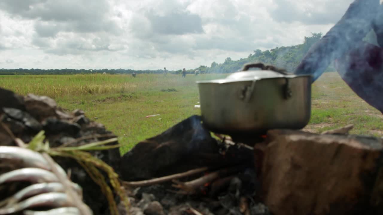 用平底锅煮米饭的风景/柬埔寨视频下载