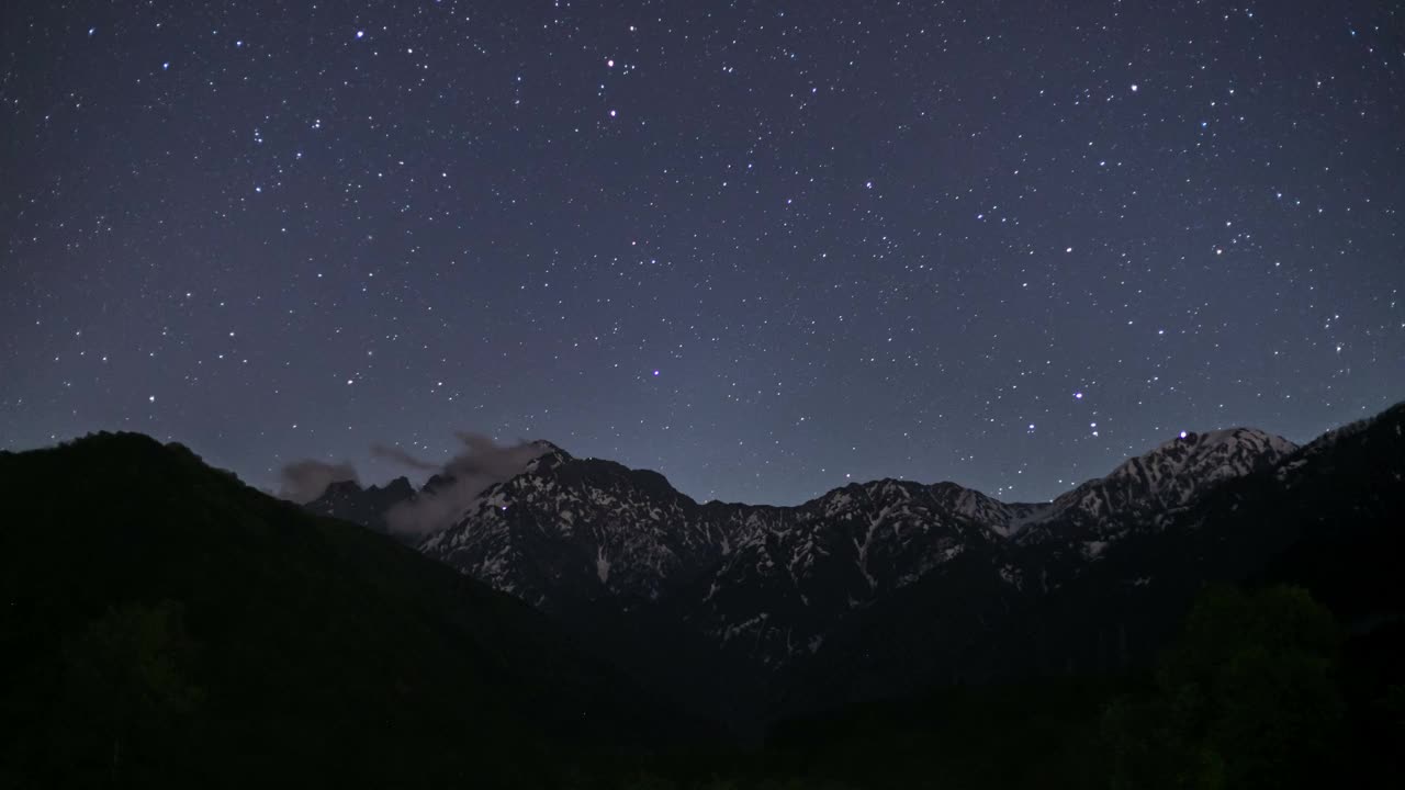 从富山县的Hayatsuki河到tatateyama山脉的星空延时视频视频下载