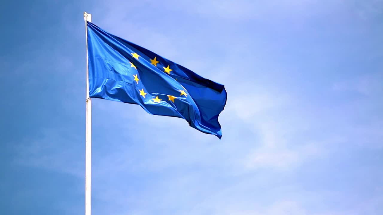蓝天上飘扬着欧盟旗帜视频素材