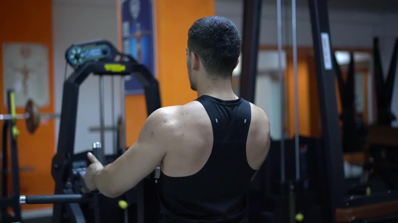 年轻的健美运动员回到健身房训练视频下载