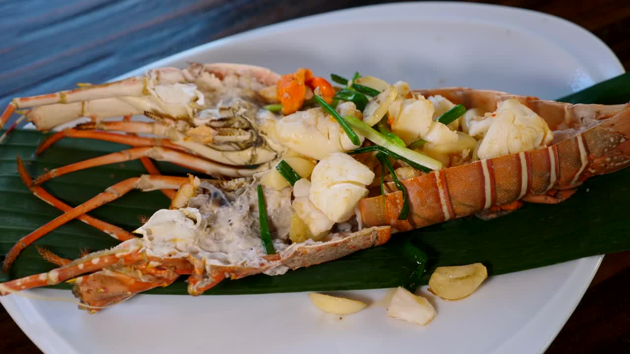 海鲜餐厅-新鲜饱满的红龙虾与熟肉在木桌上视频素材