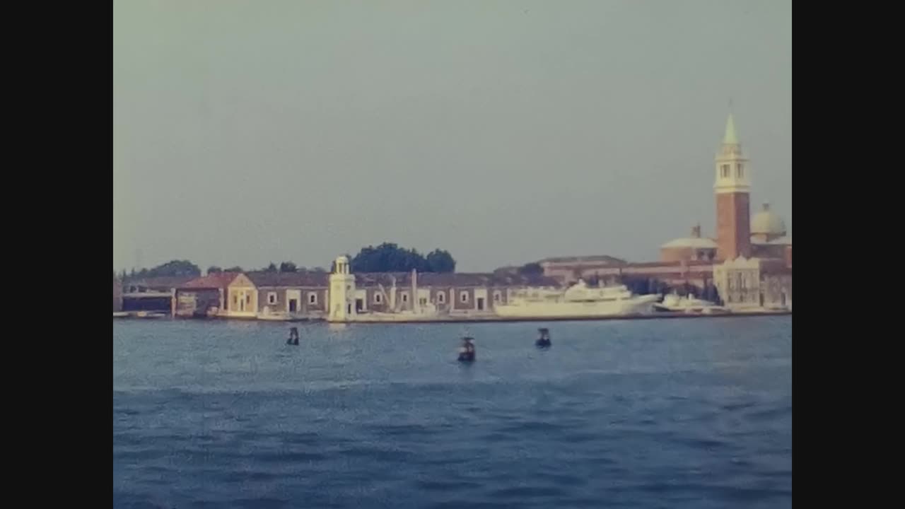 1978年，威尼斯圣马克广场从海上3视频素材