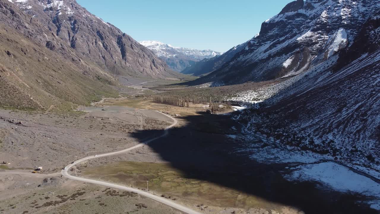 在Cajón del Maipo穿过山脉的路视频素材